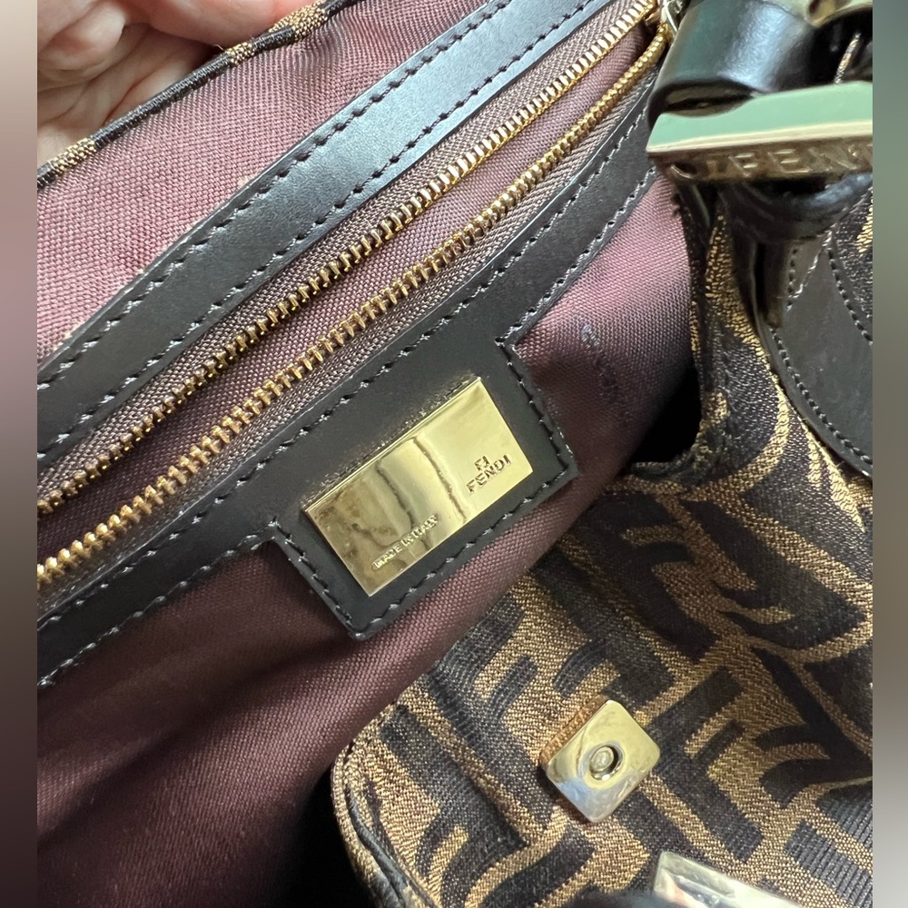 SOLD‼️FENDI signature tote - Picture 10 of 13